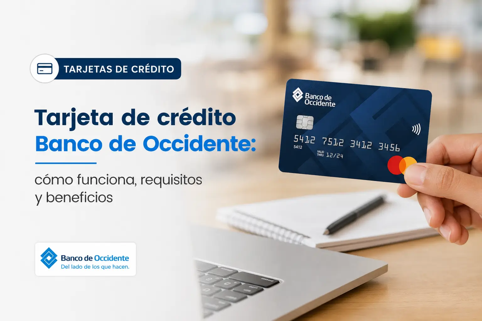 Mão segurando cartão de crédito Banco de Occidente com logo e chip