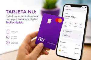 Mão segurando cartão Nu roxo com smartphone mostrando saldo bancário